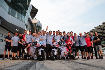 L’equip Gresini, amb els dos germans Márquez a sobre de la moto, després d’acabar el test.