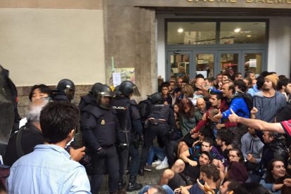 Agents de la Policia carreguen en un institut de Barcelona l’1-O.