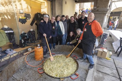 La tradicional truita de 250 ous que cada any per Carnaval elabora l’associació la Manduca.