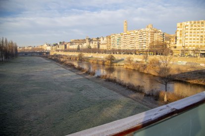 El riu Segre al seu pas per la Lleida aquest hivern.