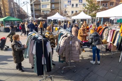 Clients que van acudir a Ricard Viñes a la recerca de les millors ofertes de la campanya d’hivern.