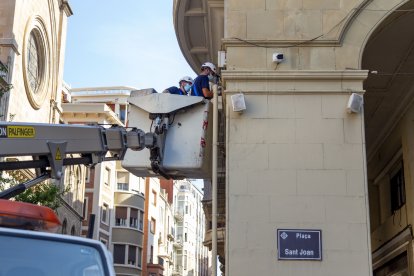 Imatge d’arxiu de la instal·lació de càmeres a l’Eix Comercial.