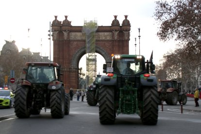 Els tractors ahir quan anaven al Parlament, on representants dels pagesos es van reunir amb la presidenta i els grups polítics.