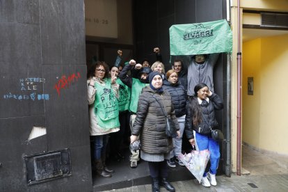 Activistes celebrant que el desallotjament s’hagi suspès.