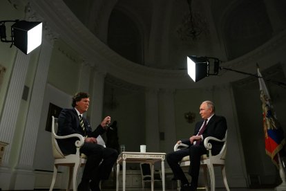 Un moment de l’entrevista entre Tucker Carlson i Vladímir Putin.