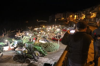 Gerri de la Sal va reunir ahir desenes de tractors per a una marxa lenta que va atrapar molts conductors que anaven cap al Pirineu.