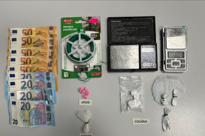 Els Mossos li van confiscar la droga, una bàscula de precisió i 330 euros en moneda fraccionada.