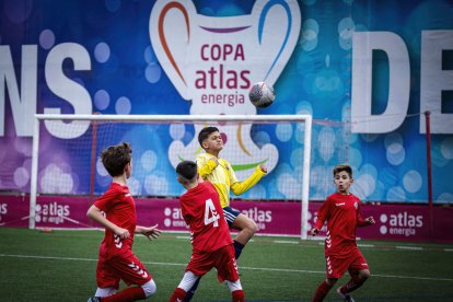 Un dels partits jugats ahir, amb el logo del torneig al fons.