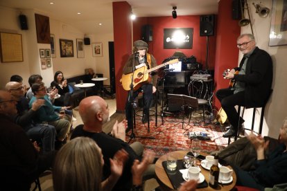 El músic Xavier Baró porta el seu 'Llum subterrània ambulant' al pub Antares