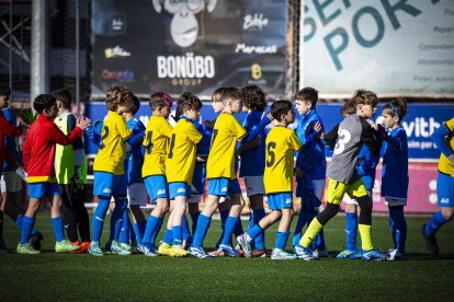 Els jugadors se saluden abans d’iniciar-se cada partit del torneig.