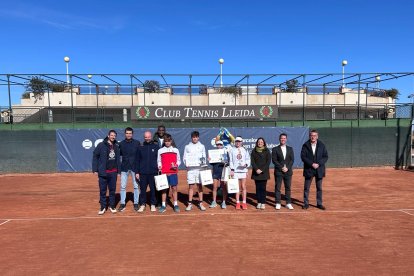 Els quatre finalistes i diferents autoritats posen junts ahir a les instal·lacions del CT Lleida.