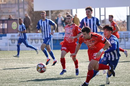 Jordi Pedrós, autor del segon gol, en la pugna per la pilota amb el davanter rival, Xiaoke He.