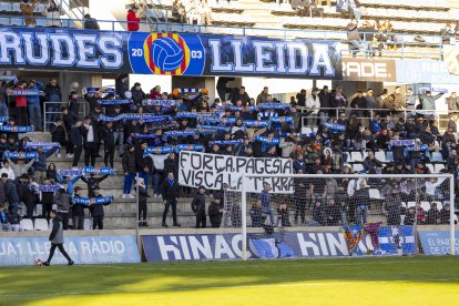 L’afició del Gol Nord va mostrar una pancarta en suport als agricultors, després de les últimes protestes.