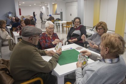 A l’espai Àgora comparteixen taula de joc i de tertúlia desenes de veïns.