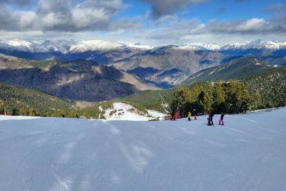 Esquiadors ahir a les pistes d’Espot.