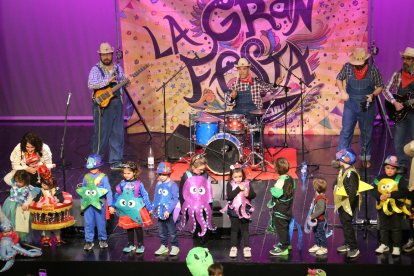 Bellpuig. La tradicional desfilada de Carnaval va donar pas a un concert al pavelló municipal, el concurs de disfresses i sessions de DJ.