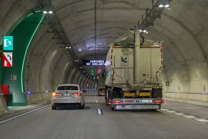 Dos camions i un cotxe circulant dijous per l’interior del túnel del coll de Lilla.