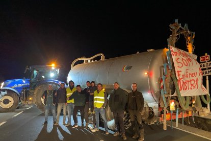 Agricultors van tallar ahir la C-14 a l’encreuament de Montfalcó.