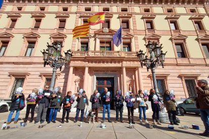 Protesta de la plataforma Aturem les Guerres davant la subdelegació del Govern estatal a Lleida.