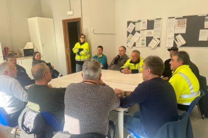 Un moment de la reunió dels treballadors amb UGT ahir a Les.