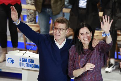 Alberto Núñez Feijóo, ahir amb la secretària general del PP gallec, Paula Prado, en un míting a Noia.