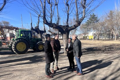 Les autoritats ahir durant una visita a les obres.