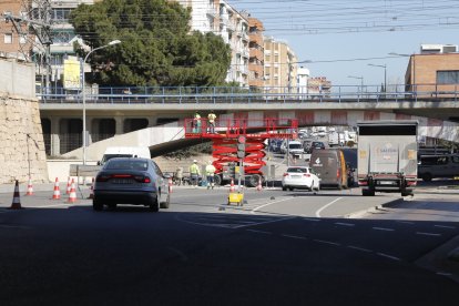 Les obres d’adequació del pont del tren van obligar a restringir el trànsit a l’avinguda del Segre.