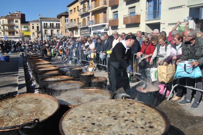 Artesa de Segre. Els voluntaris d’Artesa de Segre van elaborar al voltant de 2.000 racions de botifarra negra i llonganissa i les van repartir en el berenar popular.