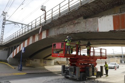 Retirada de material degradat de bona part del pont del ferrocarril