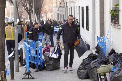 Desallotgen per una esquerda l'edifici contigu a l'esfondrat a Badalona