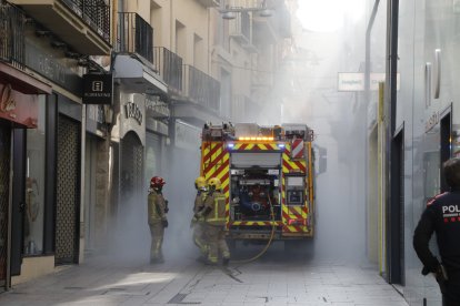 Un aparatós foc provoca petites explosions a l'Eix Comercial