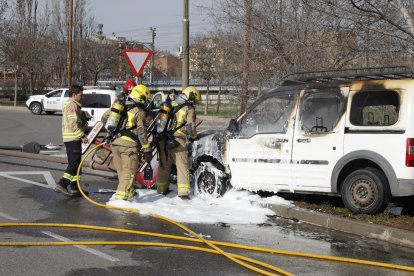 Bomberos trabajando ayer en la extinción del fuego. 