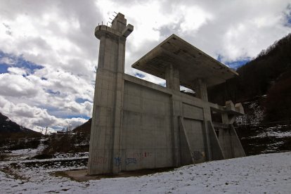 La base del remuntador que Martinsa Fadesa va deixar inacabat al costat del poble d’Espui.