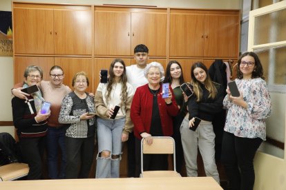 Foto de família de gent gran i alumnes del col·legi Episcopal, ahir durant un dels tallers setmanals a l’església de Santa Teresina.