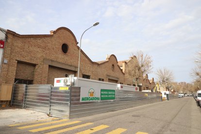 A més d’iniciar les obres, Mercadona ja ha posat cartells anunciant la pròxima obertura.