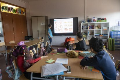 Els estudiants treballant en una de les aules del col·legi.