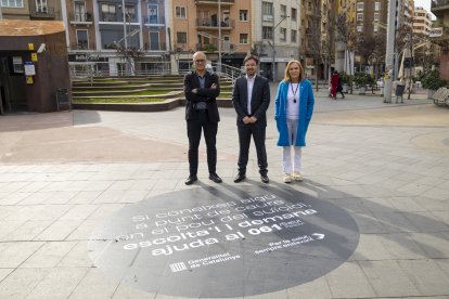 La importància de l’entorn per actuar a temps ■ La plaça Ricard Viñes de Lleida és un dels cinc punts de la capital del Segrià que compten amb vinils, de 260 centímetres de diàmetre, de la campanya per sensibilitzar a l’entorn de les per ...