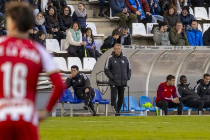 Ángel Viadero, a la banqueta en el duel davant del Manresa.