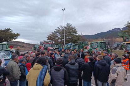 Els pagesos de la Cerdanya concentrats a l’àrea de servei del túnel del Cadí.