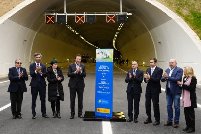 Moncloa i Govern avancen en la B-40 ■ El ministre Óscar Puente va inaugurar ahir el tram de la carretera B-40 entre Olesa de Montserrat i Viladecans, que entra en funcionament al cap de 17 anys d’obres. Compta amb un traçat de sis quilòmetres  ...