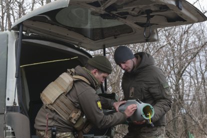 Militars ucraïnesos es preparen per fer volar un dron.