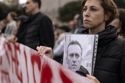 Una dona porta una fotografia d’Aleksei Nalvani durant una concentració a Barcelona.