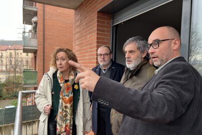 L’alcalde, Marc Baró (dreta), i la consellera, en un dels habitatges adquirits a la Sareb.