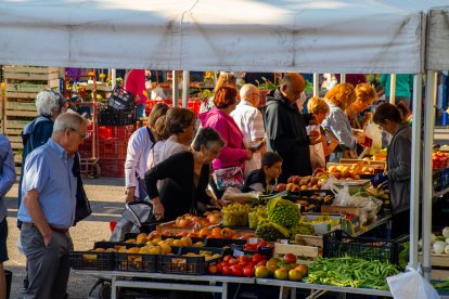 Parades de fruita i verdura del mercat del Camp d’Esports,