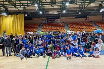 Els jugadors de la base van anar divendres, per sorpresa, a animar el primer equip de cara a l’important tram final de temporada.