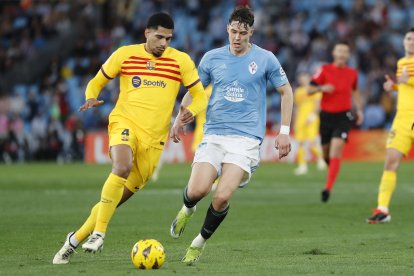 Araujo porta una pilota en una acció del partit d’ahir contra el Celta a Vigo.