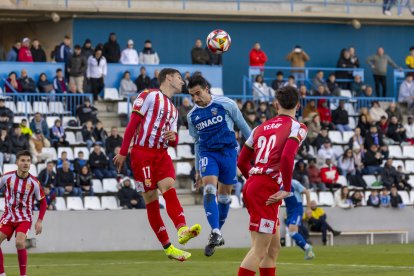 Foto d’un partit al Camp d’Esports,  on la gespa necessita ser regada amb regularitat.