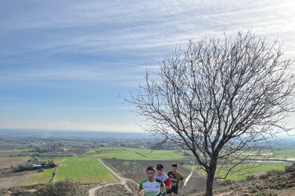 Un grup de tres atletes durant una de les zones que presentava el recorregut del trail.