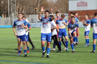 Els jugadors del Mollerussa agraeixen el suport de l’afició una vegada finalitzat el partit.