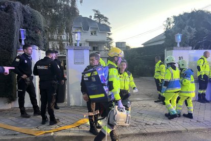 Imatge dels equips d’emergències als voltants de la residència sinistrada.